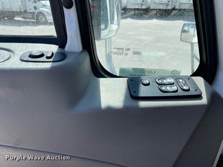 image for item LJ9722 2016 International ProStar Plus 122  semi truck