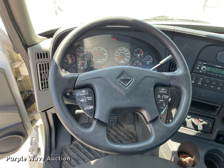 image for item LJ9722 2016 International ProStar Plus 122  semi truck