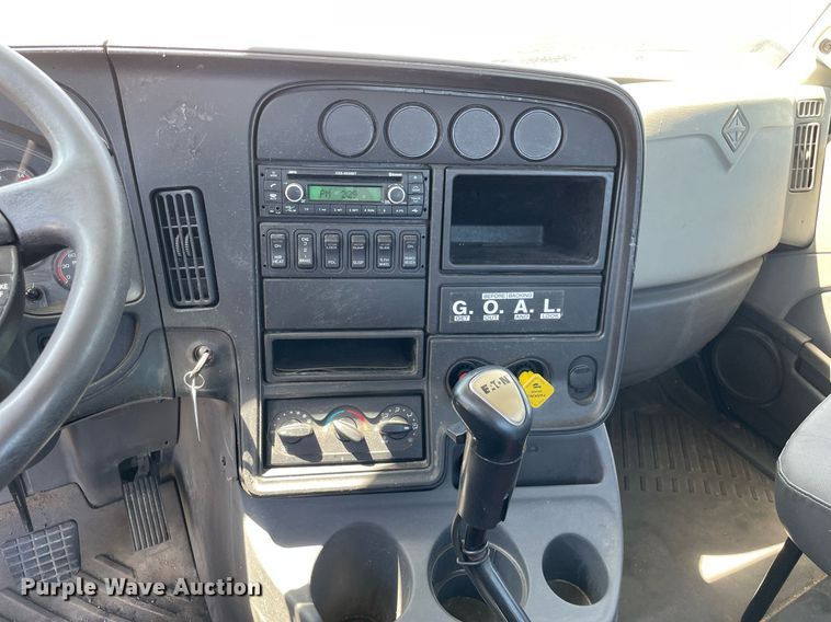 image for item LJ9722 2016 International ProStar Plus 122  semi truck