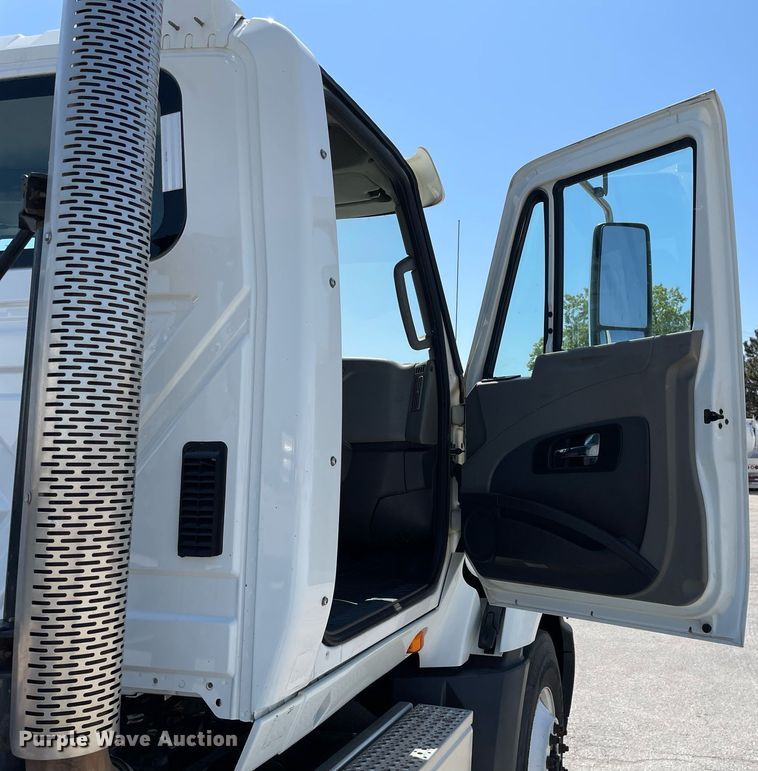 image for item LJ9722 2016 International ProStar Plus 122  semi truck