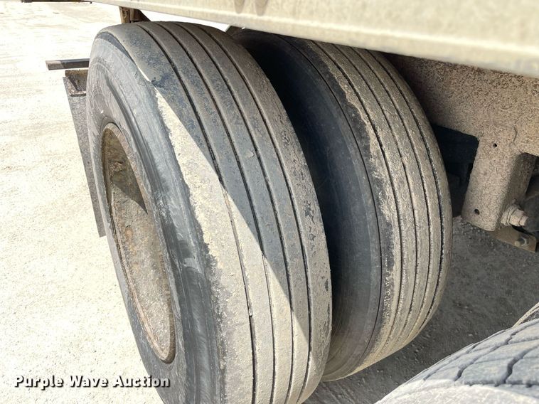 image for item LJ9730 2001 Trailmobile  dry van trailer