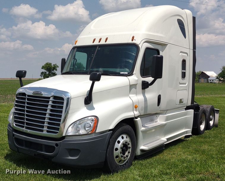 image for item LL9054 2014 Freightliner Cascadia  semi truck