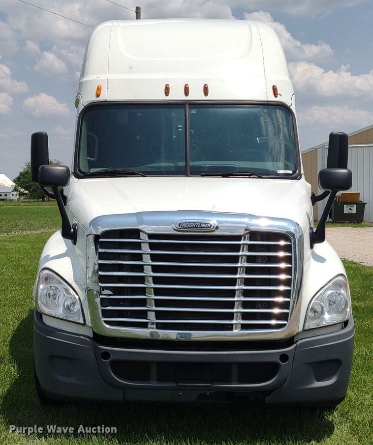 image for item LL9054 2014 Freightliner Cascadia  semi truck