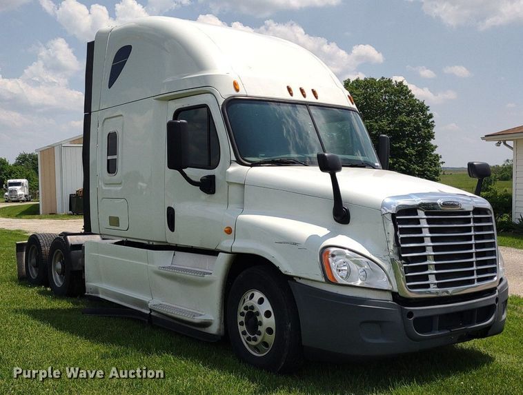 image for item LL9054 2014 Freightliner Cascadia  semi truck