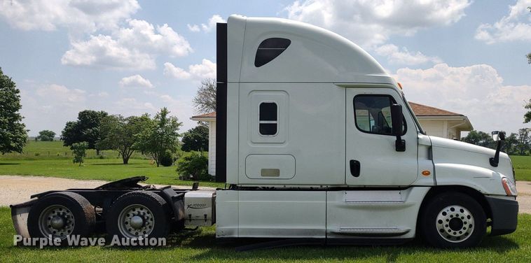 image for item LL9054 2014 Freightliner Cascadia  semi truck