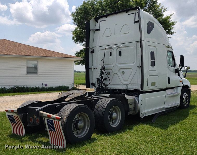 image for item LL9054 2014 Freightliner Cascadia  semi truck