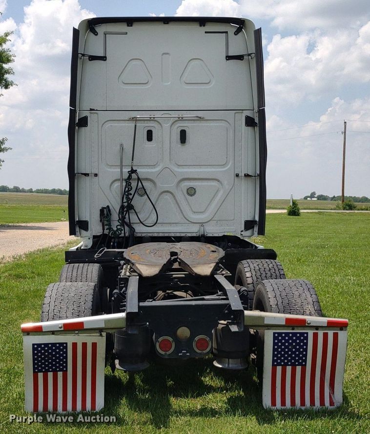 image for item LL9054 2014 Freightliner Cascadia  semi truck