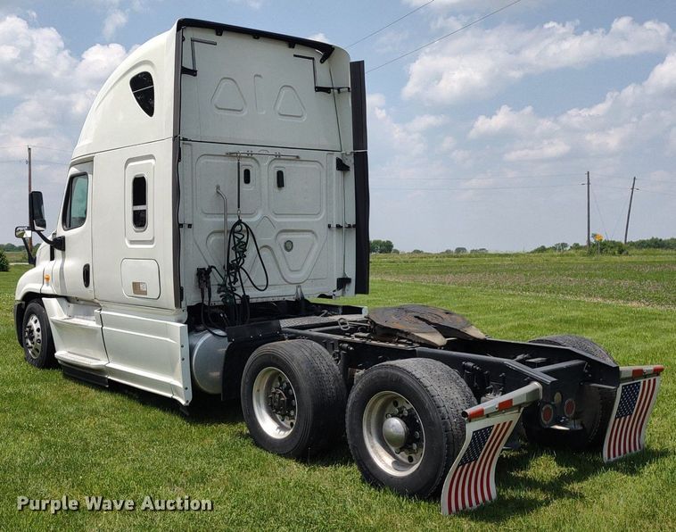 image for item LL9054 2014 Freightliner Cascadia  semi truck