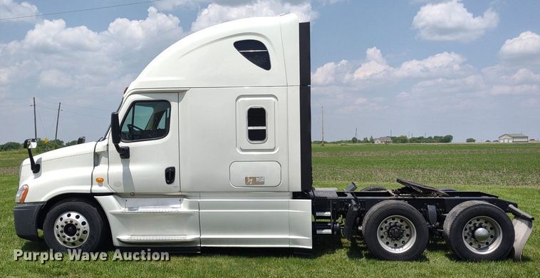 image for item LL9054 2014 Freightliner Cascadia  semi truck