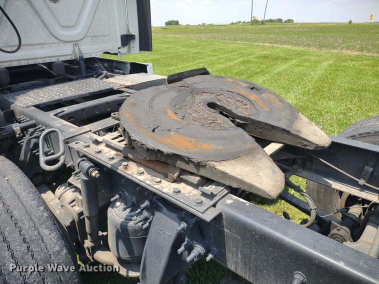 image for item LL9054 2014 Freightliner Cascadia  semi truck