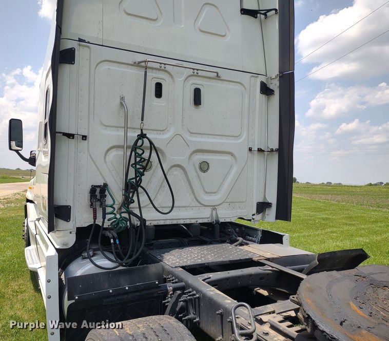 image for item LL9054 2014 Freightliner Cascadia  semi truck