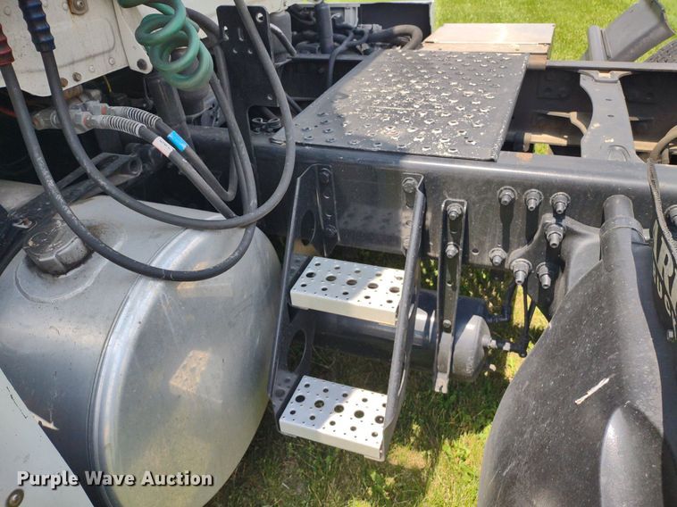 image for item LL9054 2014 Freightliner Cascadia  semi truck