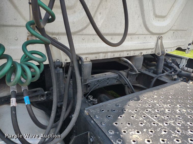 image for item LL9054 2014 Freightliner Cascadia  semi truck