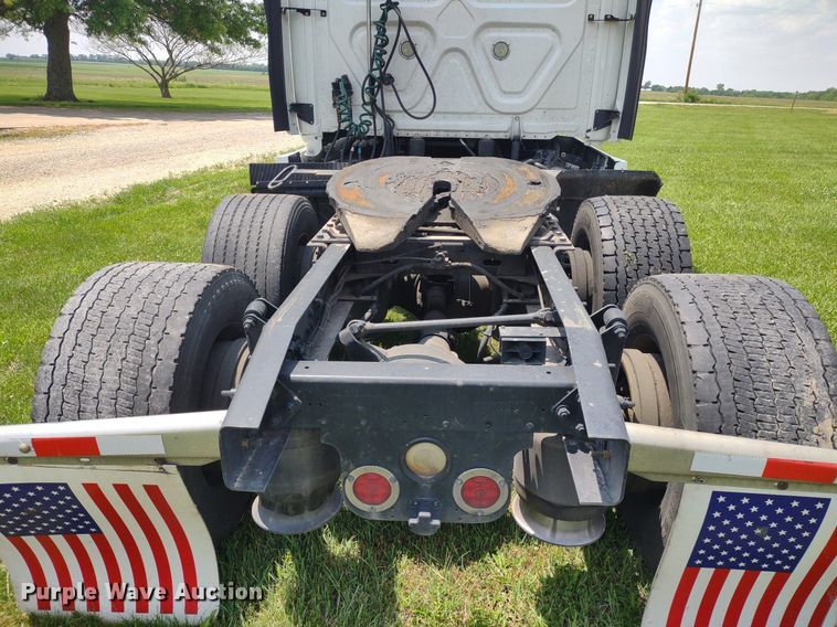 image for item LL9054 2014 Freightliner Cascadia  semi truck