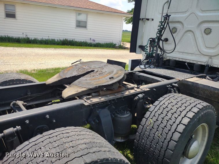 image for item LL9054 2014 Freightliner Cascadia  semi truck