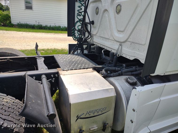 image for item LL9054 2014 Freightliner Cascadia  semi truck