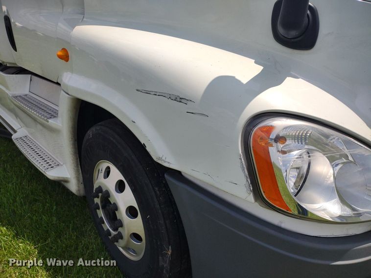 image for item LL9054 2014 Freightliner Cascadia  semi truck