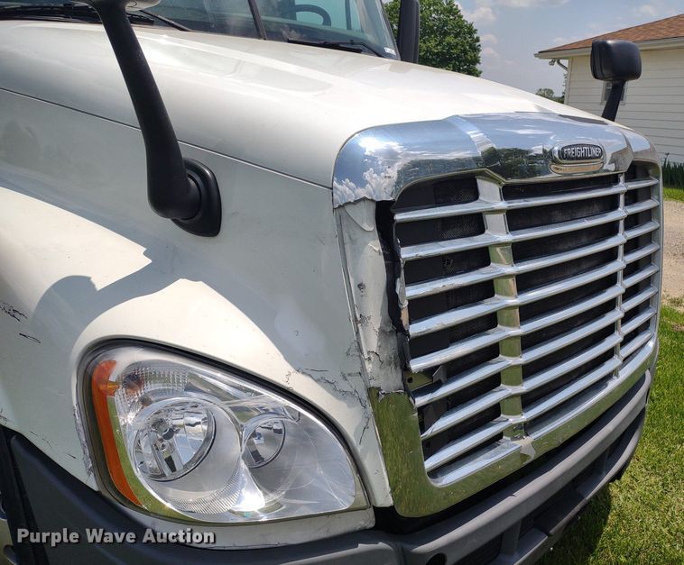 image for item LL9054 2014 Freightliner Cascadia  semi truck