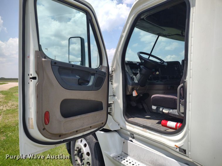 image for item LL9054 2014 Freightliner Cascadia  semi truck