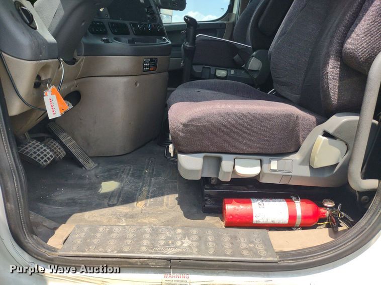 image for item LL9054 2014 Freightliner Cascadia  semi truck