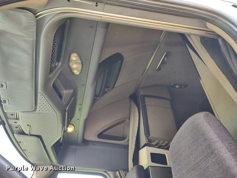 image for item LL9054 2014 Freightliner Cascadia  semi truck