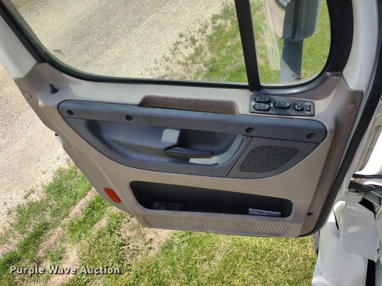 image for item LL9054 2014 Freightliner Cascadia  semi truck