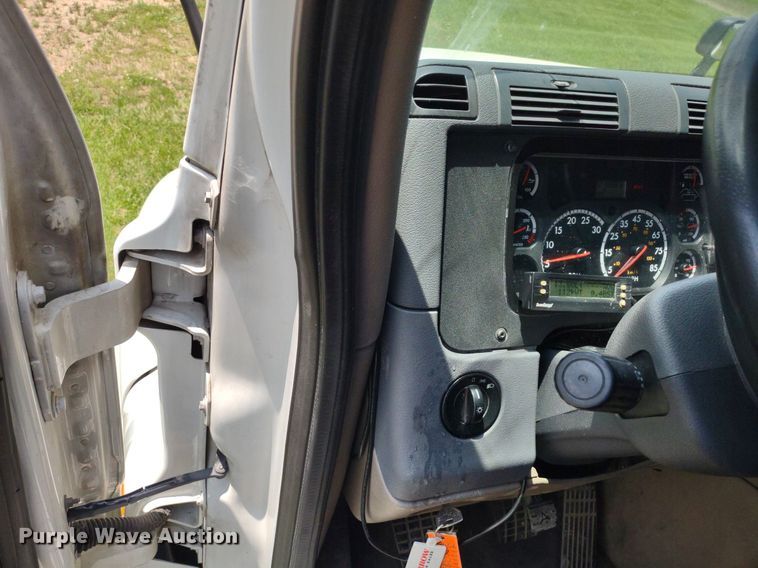 image for item LL9054 2014 Freightliner Cascadia  semi truck