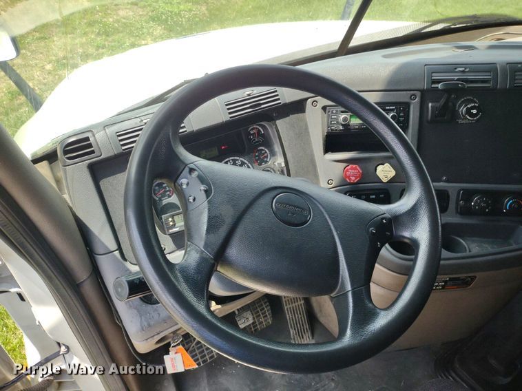 image for item LL9054 2014 Freightliner Cascadia  semi truck