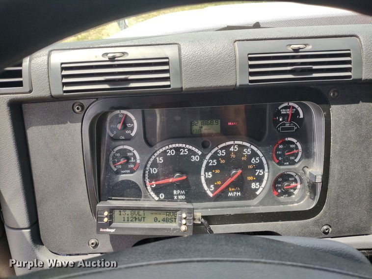 image for item LL9054 2014 Freightliner Cascadia  semi truck