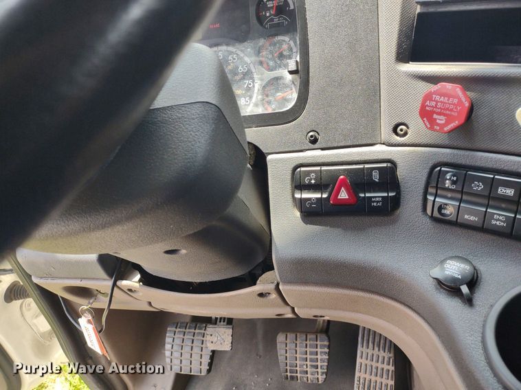 image for item LL9054 2014 Freightliner Cascadia  semi truck