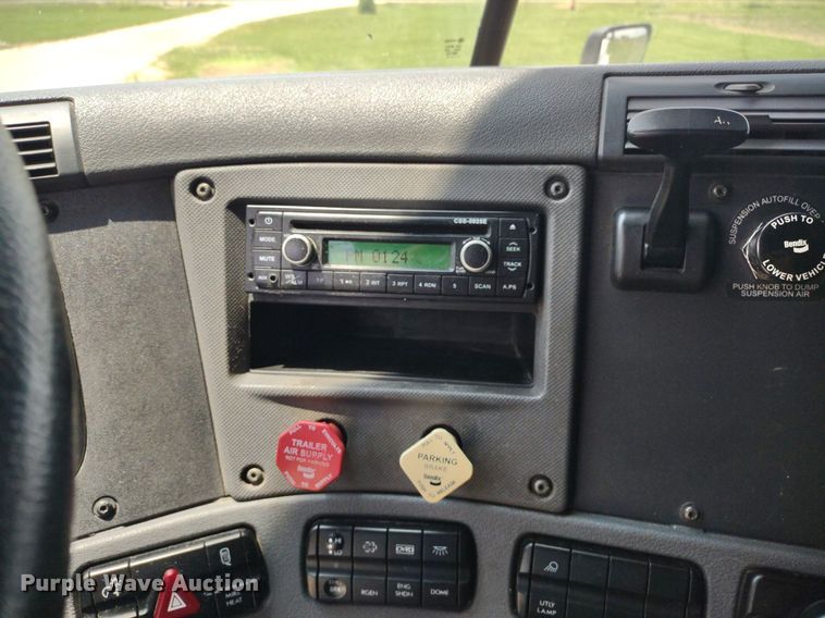 image for item LL9054 2014 Freightliner Cascadia  semi truck