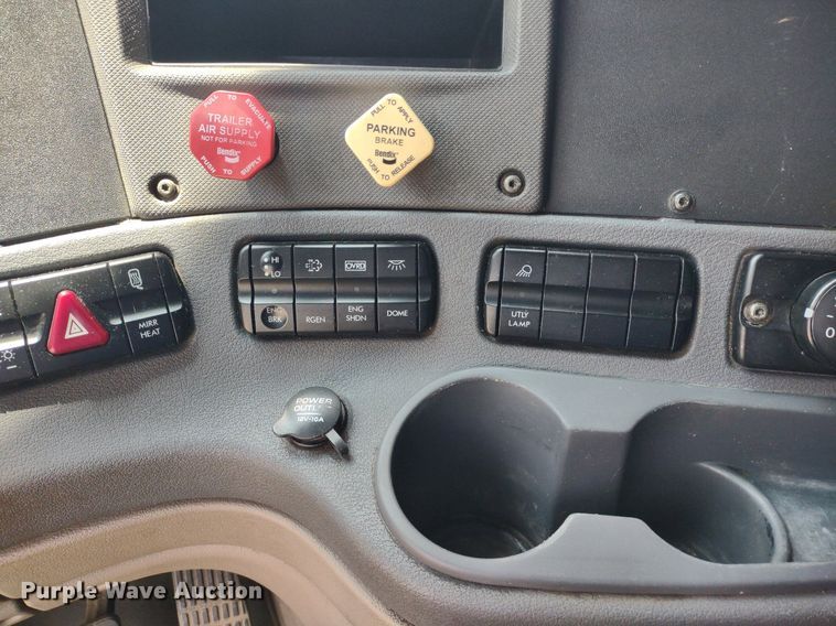 image for item LL9054 2014 Freightliner Cascadia  semi truck