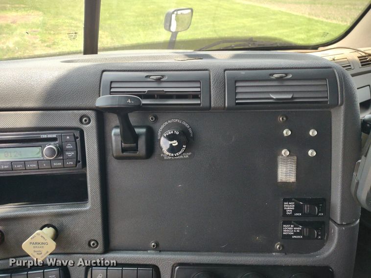 image for item LL9054 2014 Freightliner Cascadia  semi truck