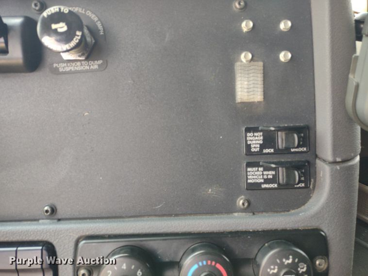 image for item LL9054 2014 Freightliner Cascadia  semi truck