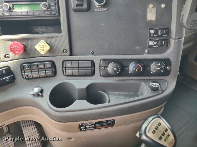 image for item LL9054 2014 Freightliner Cascadia  semi truck