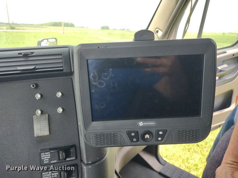 image for item LL9054 2014 Freightliner Cascadia  semi truck