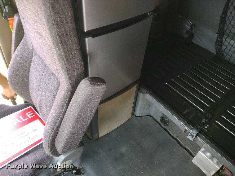 image for item LL9054 2014 Freightliner Cascadia  semi truck