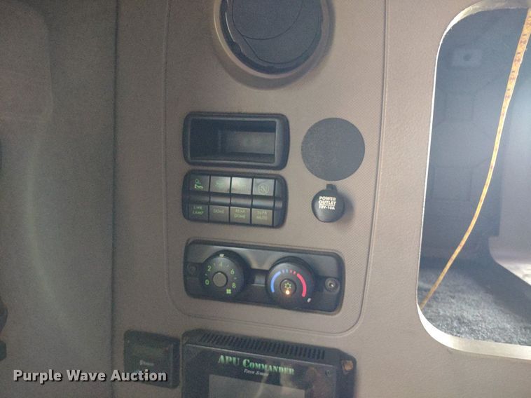 image for item LL9054 2014 Freightliner Cascadia  semi truck