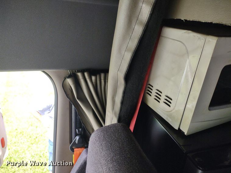 image for item LL9054 2014 Freightliner Cascadia  semi truck