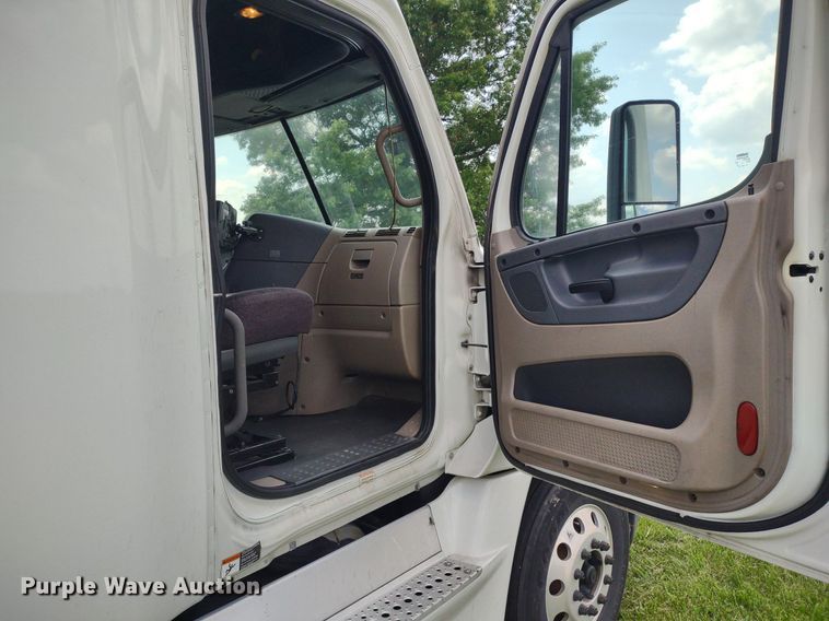 image for item LL9054 2014 Freightliner Cascadia  semi truck