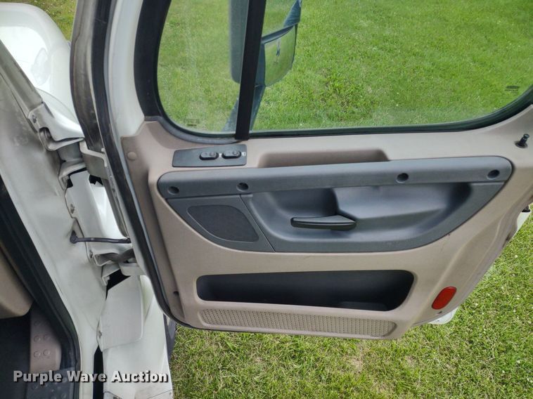 image for item LL9054 2014 Freightliner Cascadia  semi truck