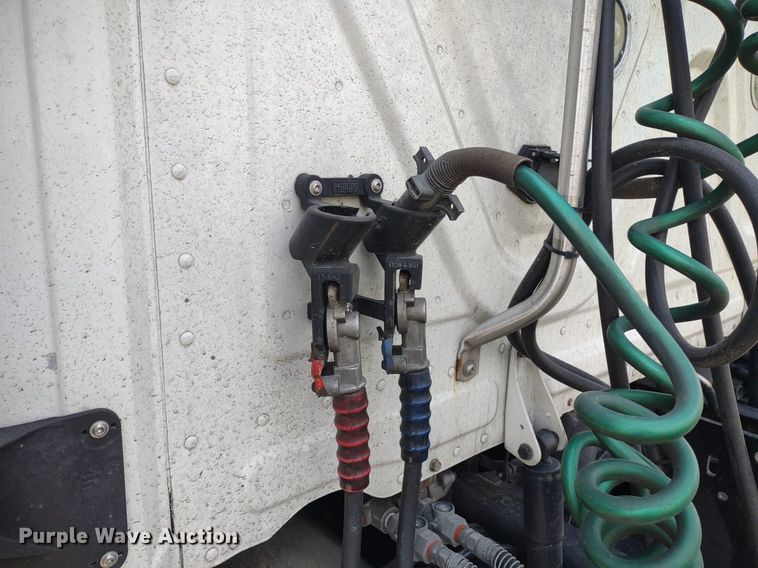 image for item LL9054 2014 Freightliner Cascadia  semi truck