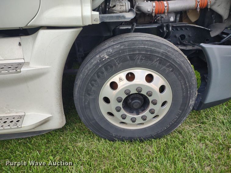 image for item LL9054 2014 Freightliner Cascadia  semi truck