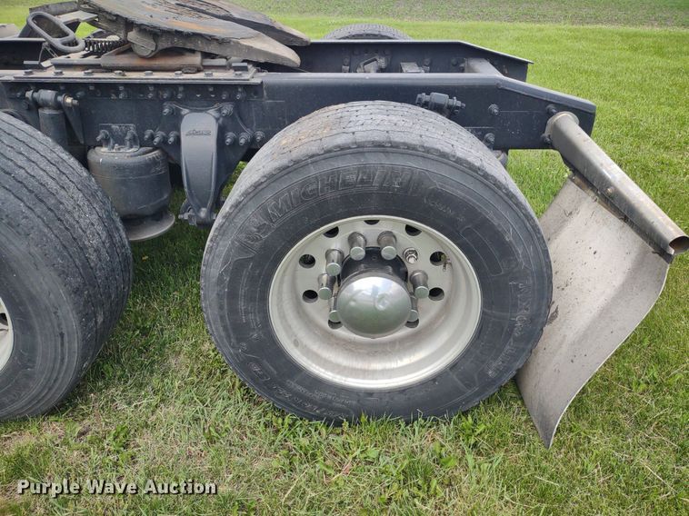 image for item LL9054 2014 Freightliner Cascadia  semi truck