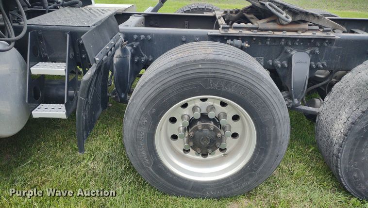 image for item LL9054 2014 Freightliner Cascadia  semi truck