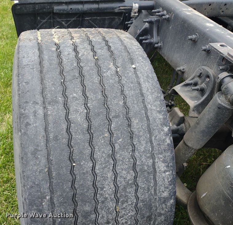 image for item LL9054 2014 Freightliner Cascadia  semi truck