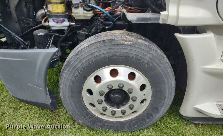 image for item LL9054 2014 Freightliner Cascadia  semi truck