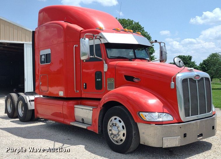 image for item LL9055 2013 Peterbilt 386  semi truck