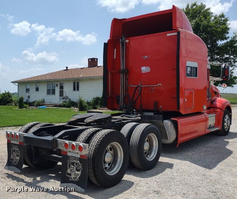 image for item LL9055 2013 Peterbilt 386  semi truck