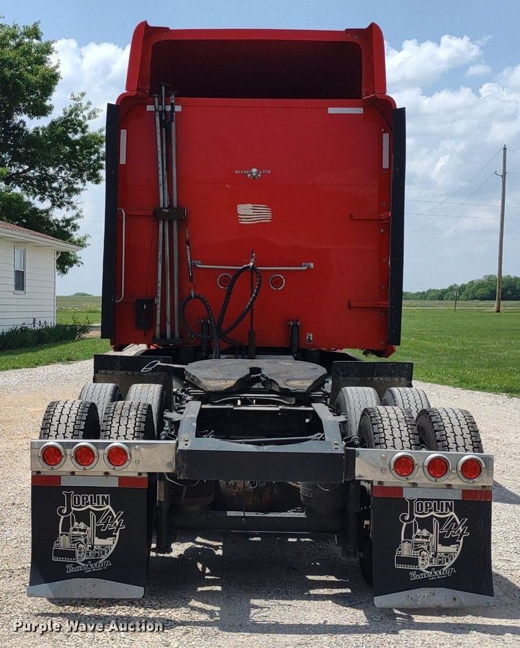 image for item LL9055 2013 Peterbilt 386  semi truck